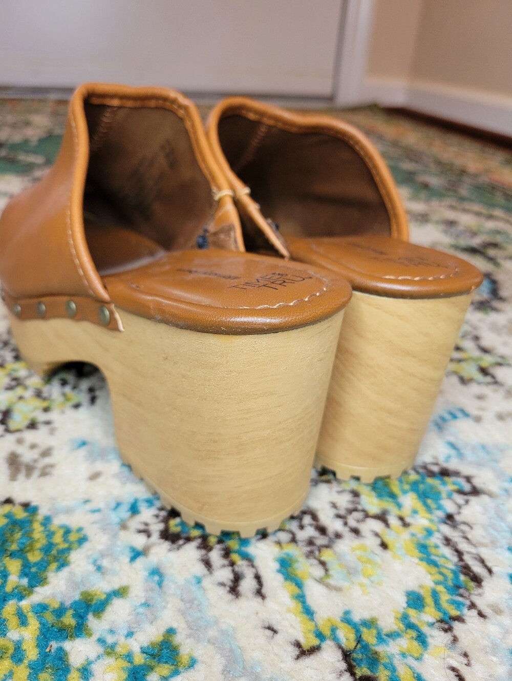 NWOT Time And Tru Brown Memory Foam Studded Faux Leather Wood Heeled‎ Clogs 10 - Picture 5 of 7